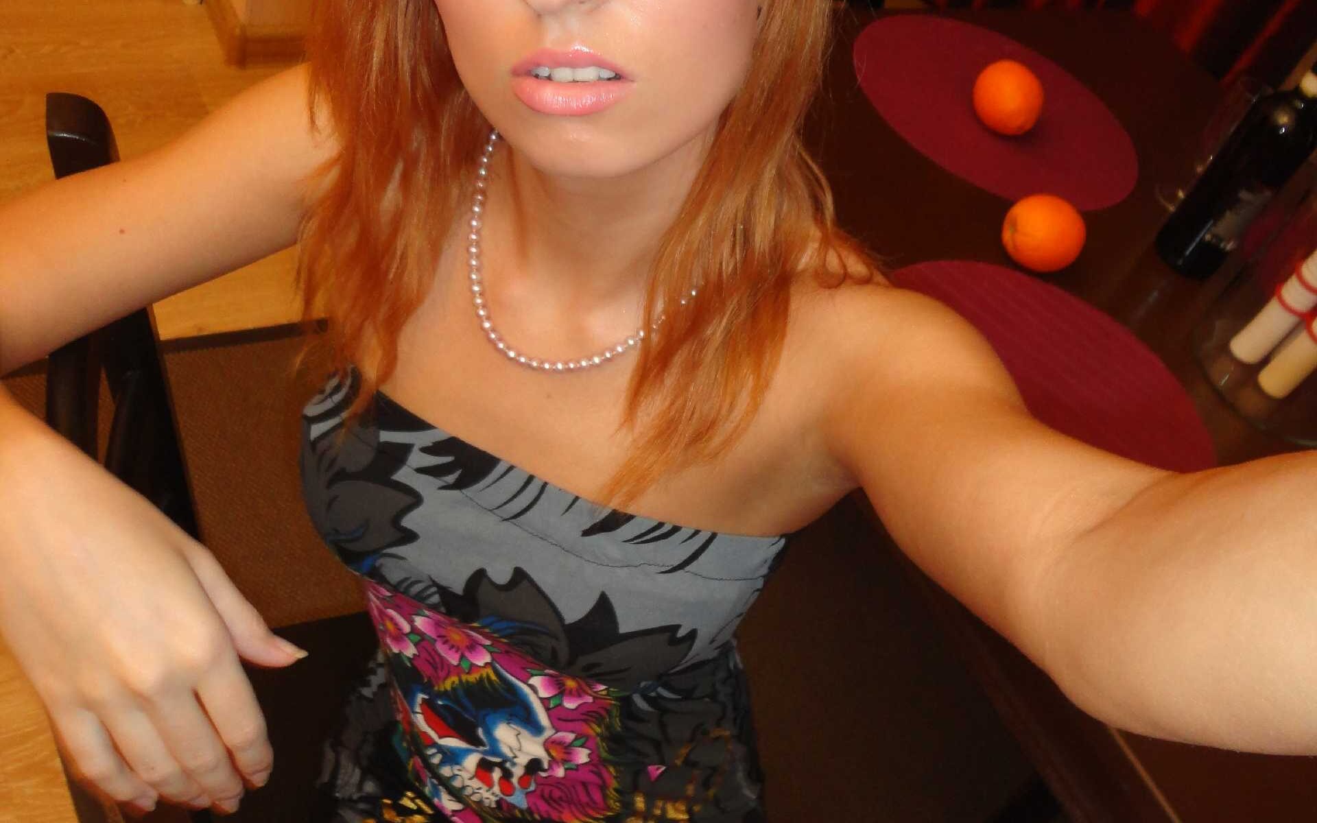Rothaariges Girl im Kleid macht Selfie